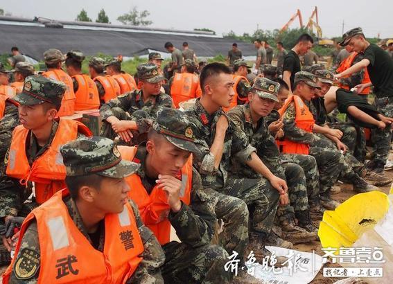 有人为你负重前行，寿光弥河决口的大堤上的感人画面