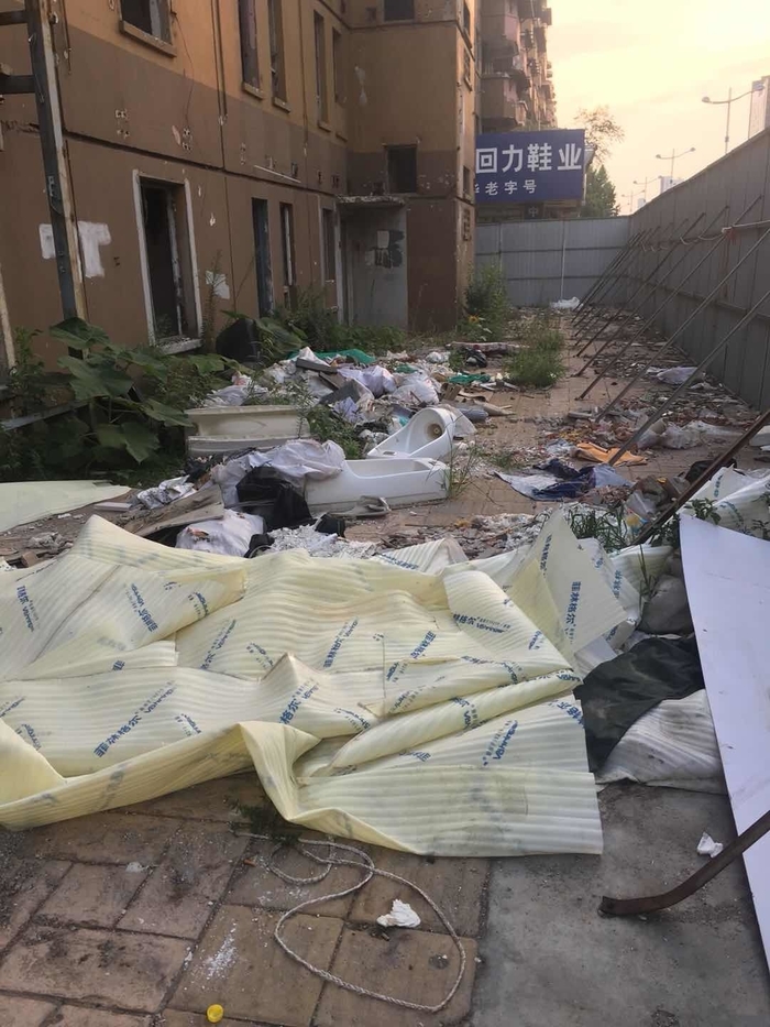 【啄木鸟在行动】经十路德兴街公交站牌西侧附近垃圾裸露