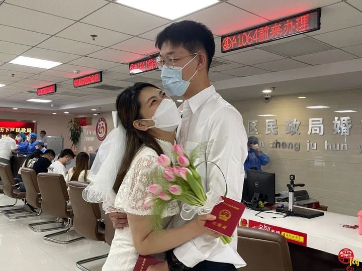 人间纵有百媚千红 唯独你是情有所钟 这个“520”我想陪你慢慢变老，么么哒