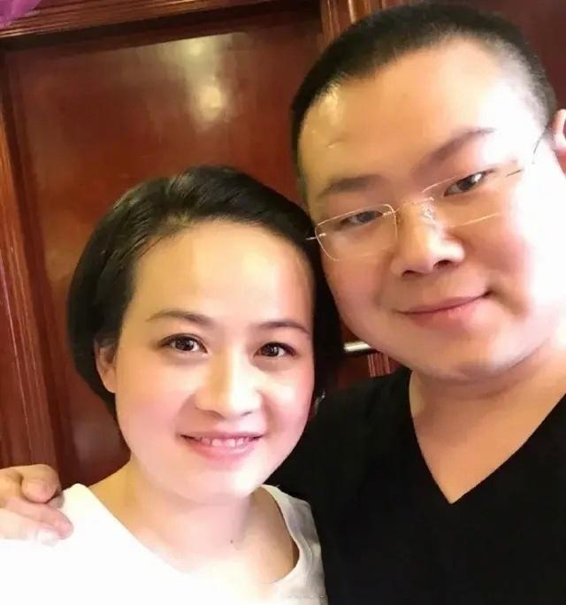 岳云鹏老婆没找到合影错过卡点庆生 互相表白让人羡慕