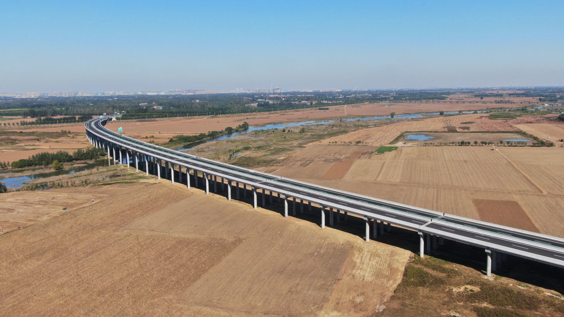 济南至微山公路济宁新机场至枣菏高速段项目通过交工验收