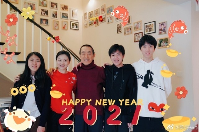 一家三口温馨同框！张艺谋妻子晒合照为大儿子庆生，20岁张壹男变帅啦