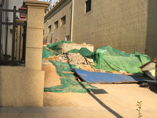【啄木鸟在行动】历城区凤园路附近有建筑垃圾未覆盖防尘网