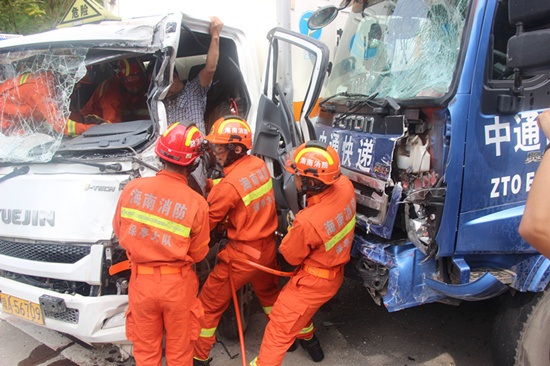 海南保亭：两货车相撞致1人被困 消防员紧急救援