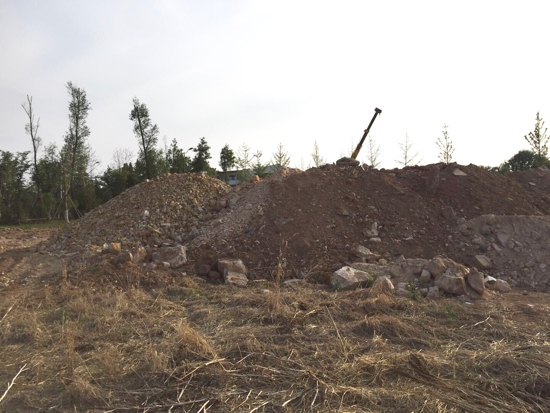 【啄木鸟在行动】244省道与102省道交汇处东北角大片渣土覆盖不全