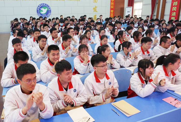 追逐梦想，绽放青春———济南十一中举行青春励志报告会