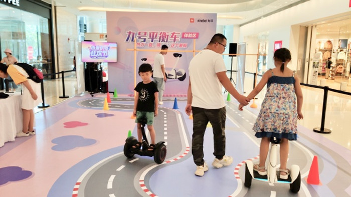 机器人唠嗑 平衡车买菜 来文博会，1秒穿越到未来家居