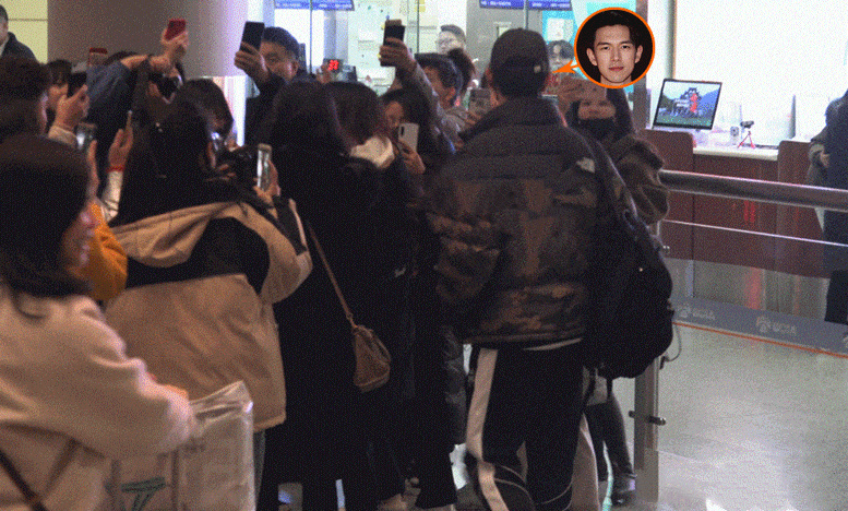 李现遭迷妹围堵场面混乱，仓皇爬上电瓶车“逃之夭夭”