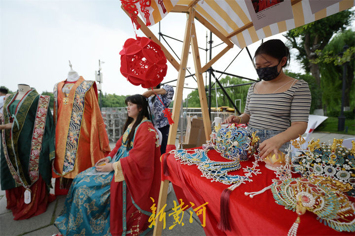 云鬓花颜金步摇，逛汉服市集感受古风文化