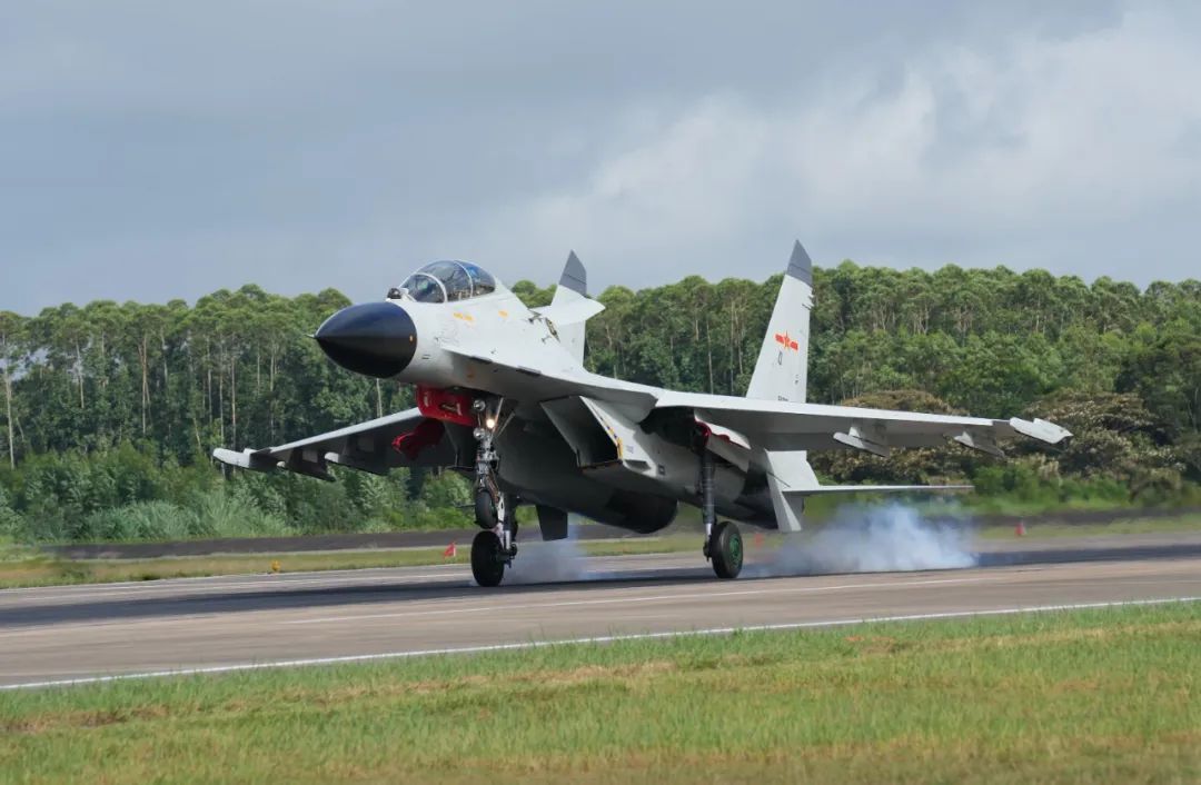 横空出击！南部战区海军航空兵组织昼夜间空空导弹实射