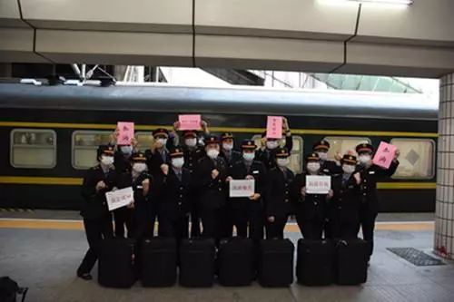 护送你的返程，他们准备好了