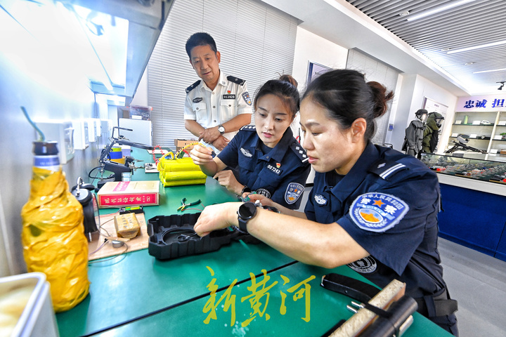 济南80后女排爆手 每天穿70斤排爆服训练4课时