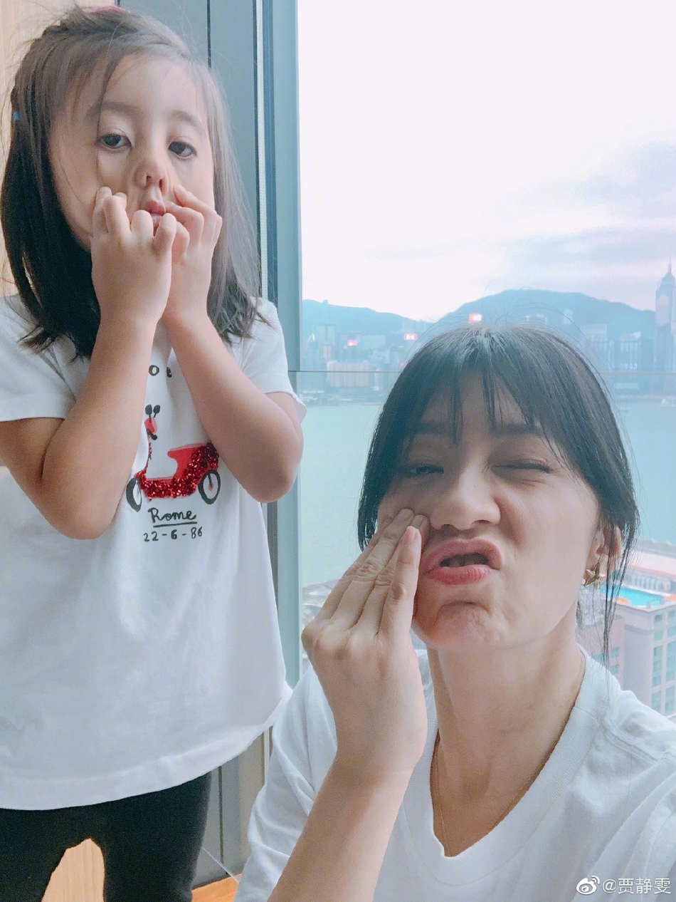 贾静雯母女同框游迪士尼 做鬼脸自拍温馨又搞笑