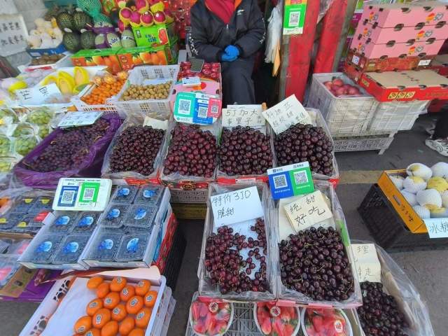 车厘子价格腰斩迎来抢购，有人一天卖出两百斤