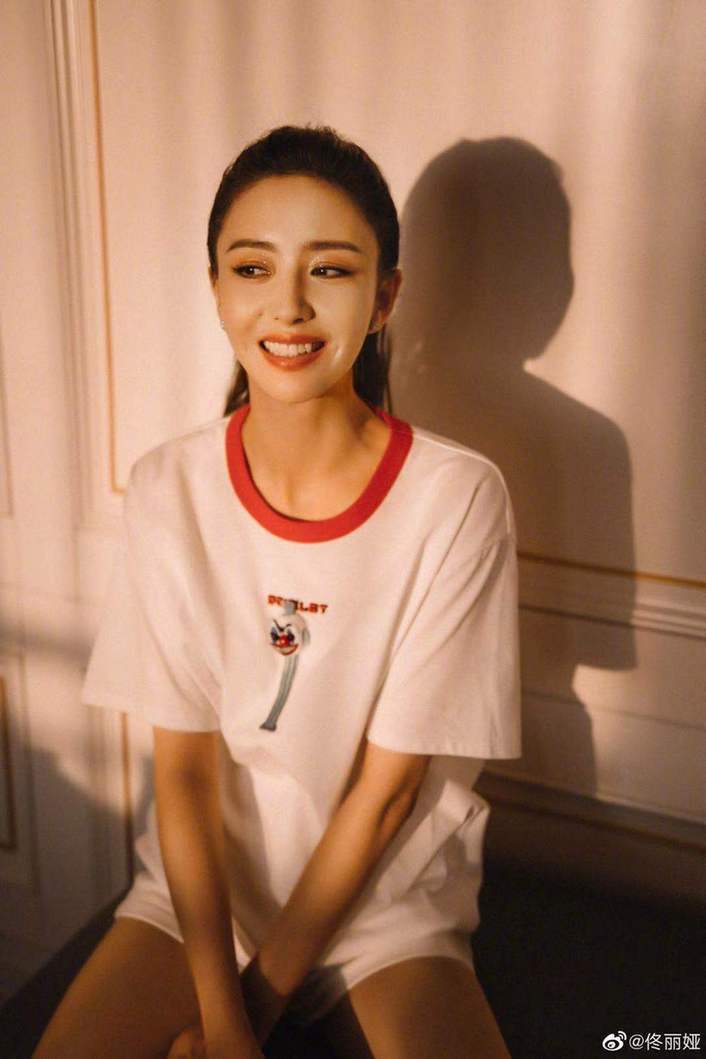 【娱报】佟丽娅生日写真质感满满 白T恤高马尾元气十足