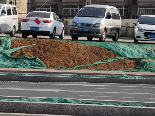 【啄木鸟在行动】济南市槐荫区白马山街道办事处安澜北路路口有大片渣土未覆盖完全