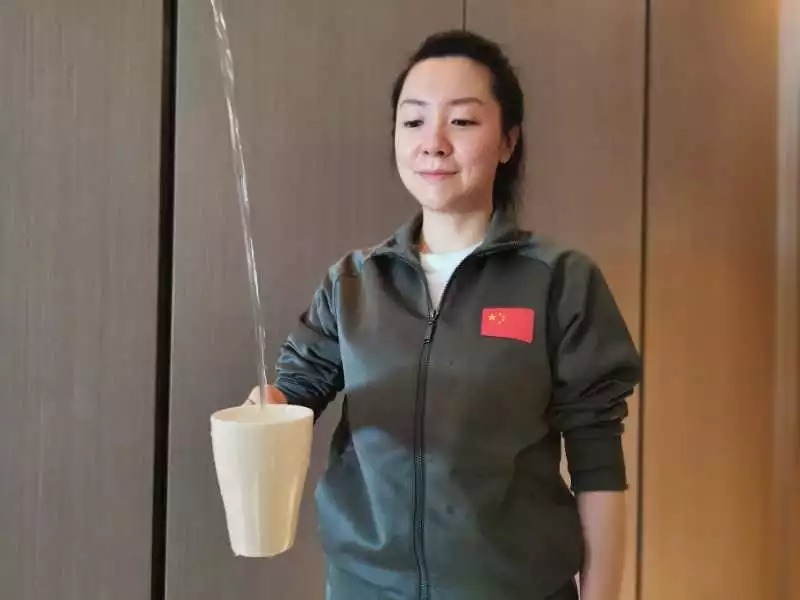 隔空照丨那个不让记者播自己姓名的90后，和妈妈同框啦！