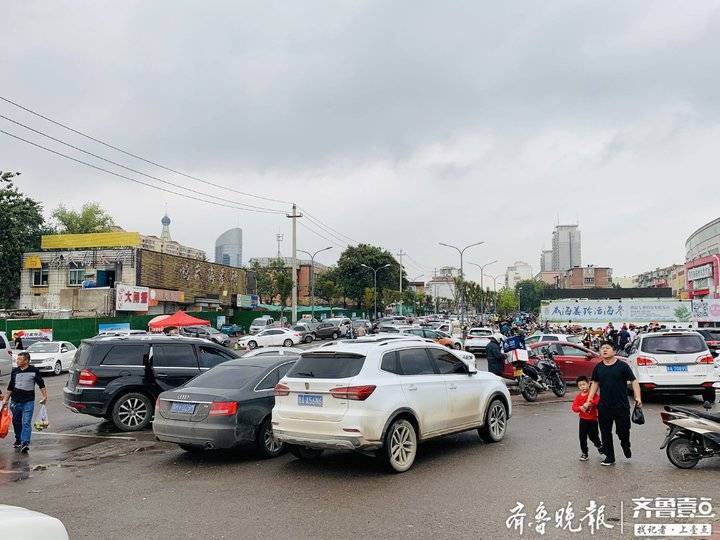 济南海鲜市场人挤人！早上八点已没车位，商贩下午三点半才吃午饭