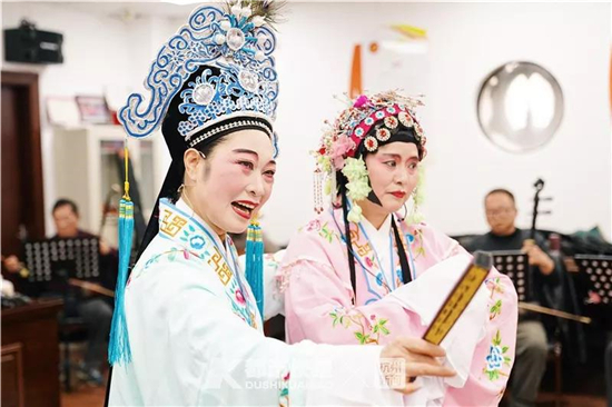 为爱发电！杭州城东有一帮公益演越剧的老板娘