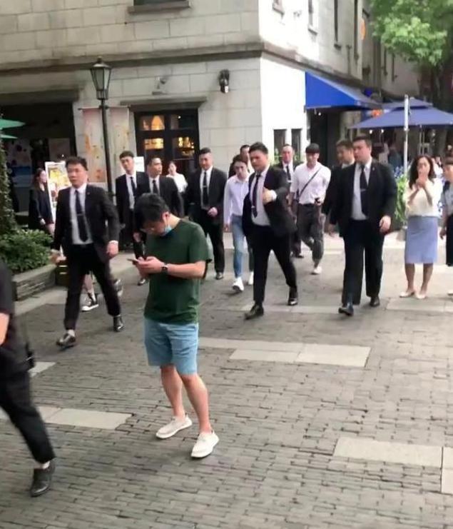 李佳琦为线下活动保安推人道歉|李佳琦为线下活动保安推人道歉是怎么回事？道歉说了什么？具体什么情况？