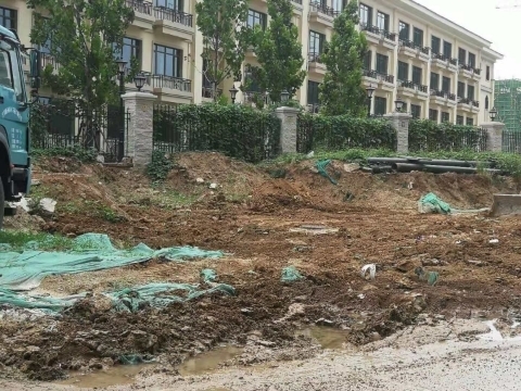 【啄木鸟在行动】长清区凤凰路一小区附近渣土裸漏
