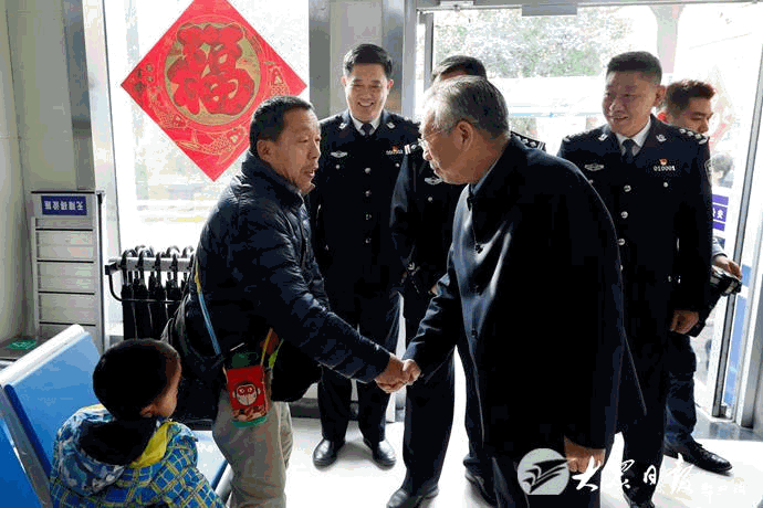 刘家义走访慰问节日期间坚守一线职工