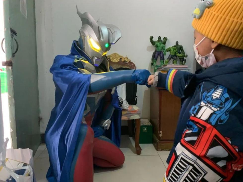 和奥特曼见面、拍武侠电影……他们用“私人订制”守护罕见病儿童的梦想