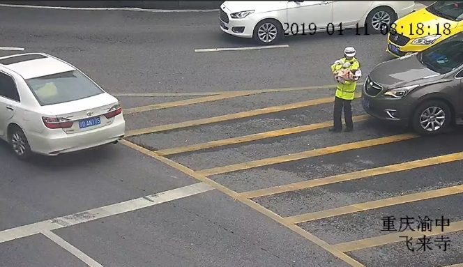 女警抱着婴儿指挥交通？网友却纷纷点赞：让人安心！