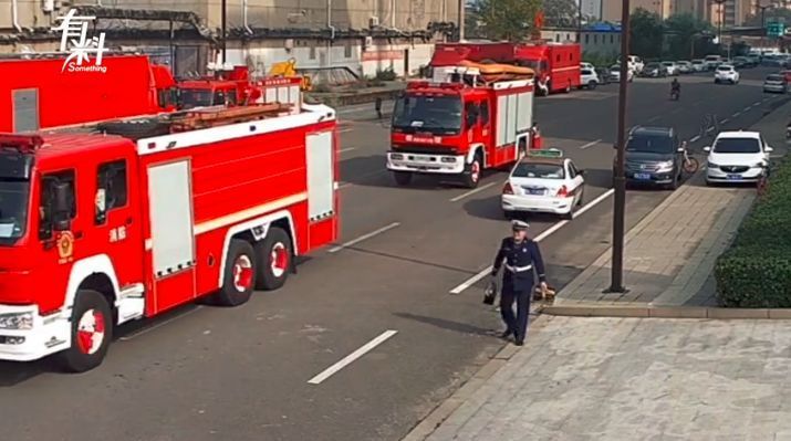 消防员请假给女友过生日，没想到刚出门就扔下蛋糕走了……