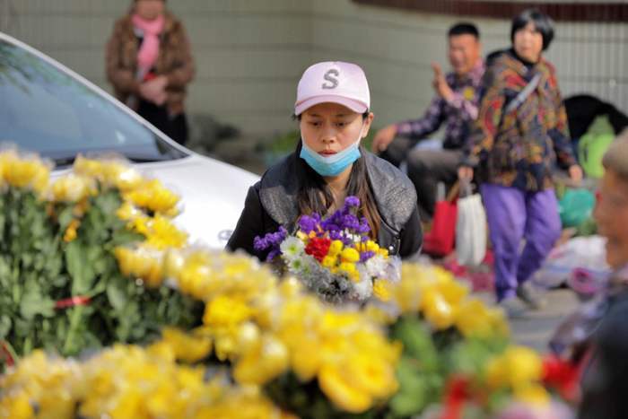 祭祀献花寄哀思 今日清明更文明