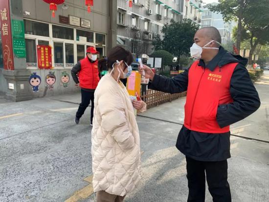 扛起党旗，他们走在疫情防控斗争第一线