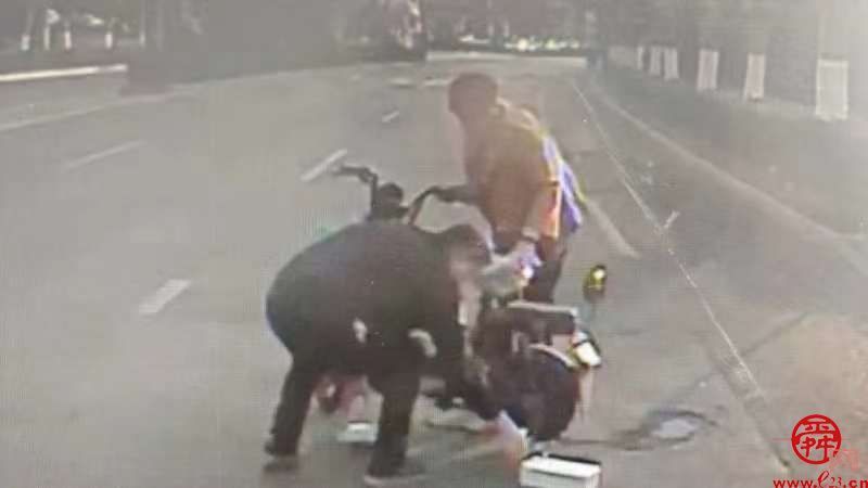 路遇骑车市民摔倒横卧马路  济南公交司机停车挡道暖心相助
