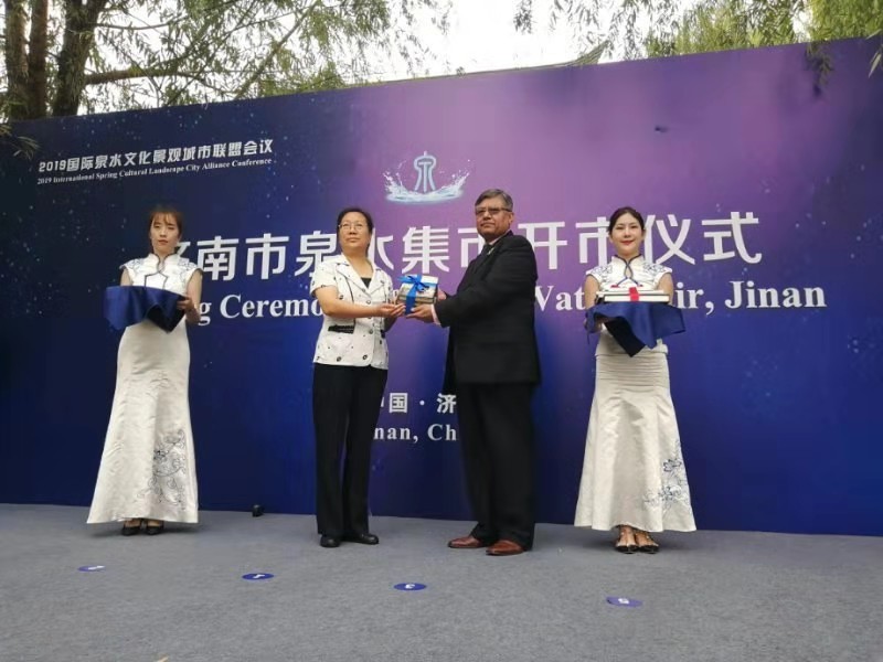 2019济南泉水集市“开市” 百余外宾组团感受泉水文化味儿