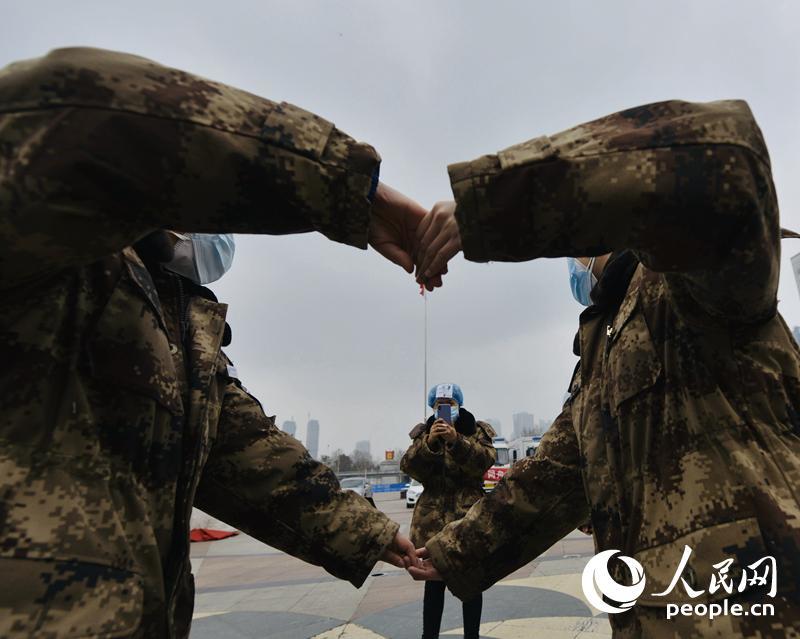 “表情包”“比心”向“方舱”告别