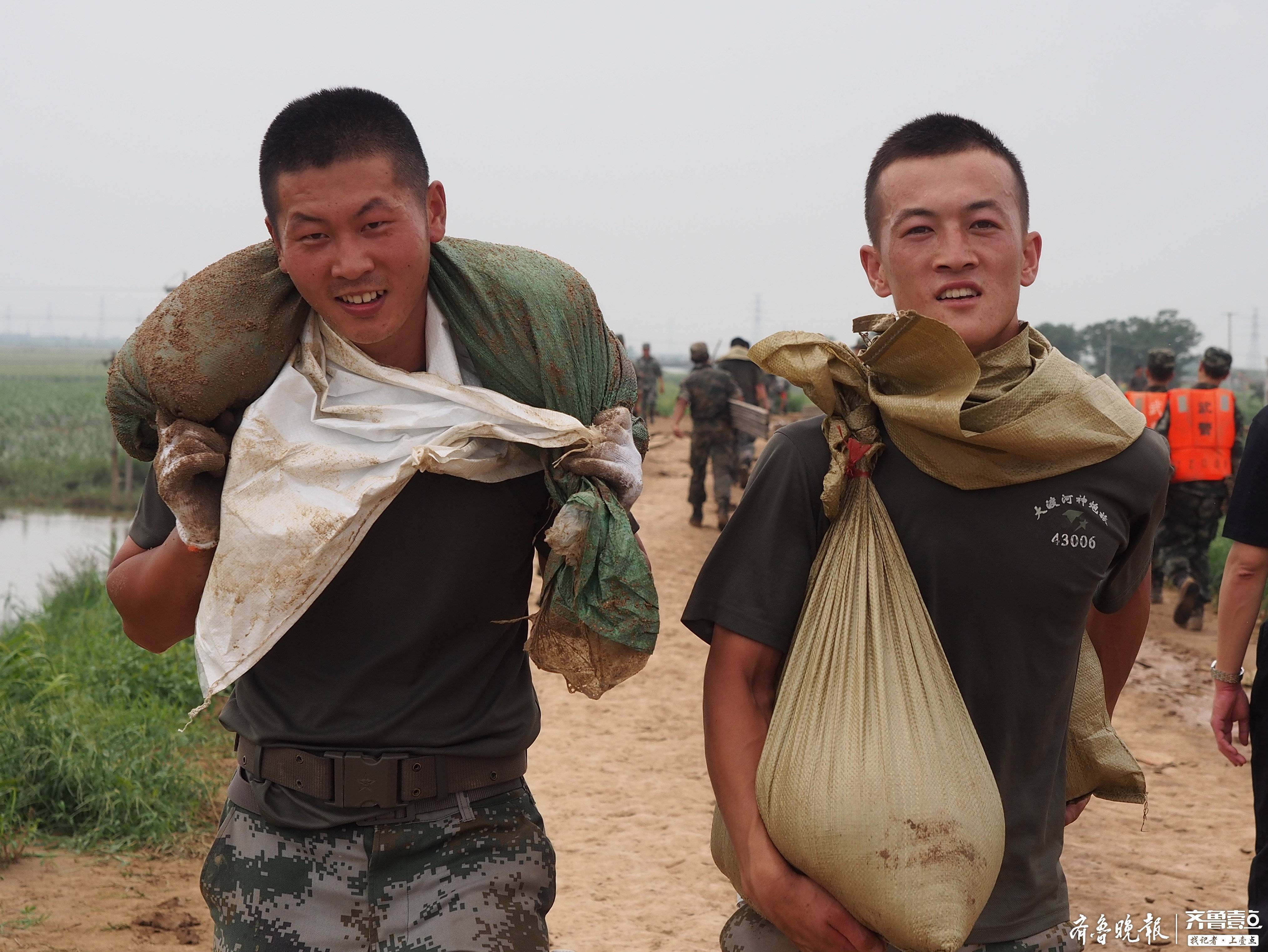 半天背一吨沙袋！寿光张僧河救援现场他们有最坚硬的脊梁！