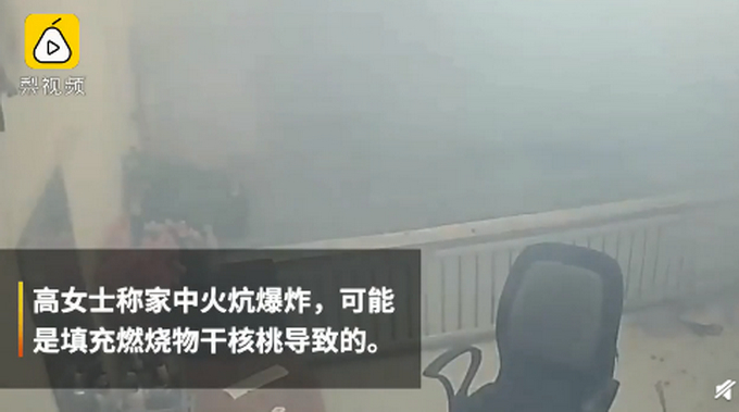 监拍拍下惊险瞬间！在家看电视身后土炕突然爆炸，女子被吓到飞起