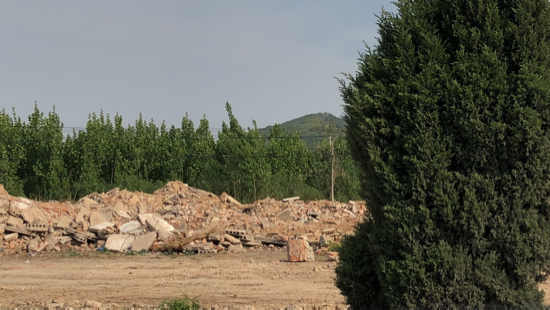 啄木鸟在行动：平阴县直东峪村南渣土裸露未覆盖防尘网