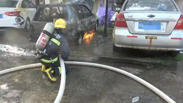 的哥以闯红灯会被罚为由拒为消防车让路，被罚200元记3分