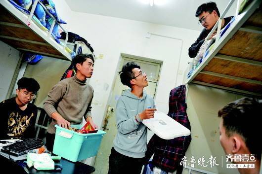 白天学习晚上创业！济南一名21岁小伙校园送零食玩起新零售