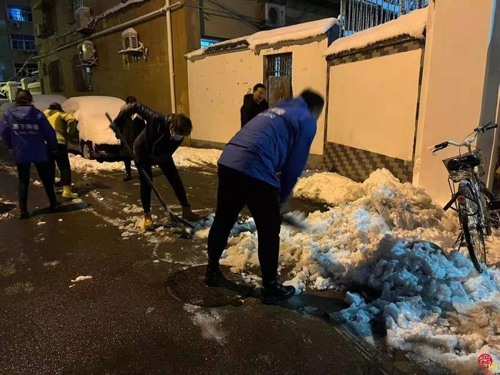 “踏”冰“浴”雪，逆行守护！历下区各部门各街道连夜奋战在扫雪破冰一线