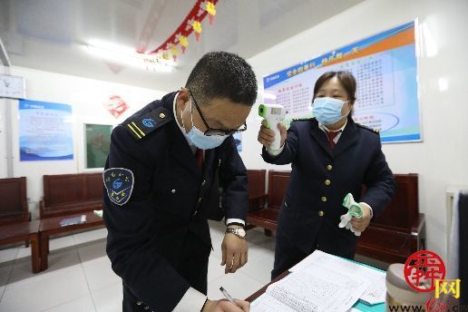 零点公交司机：日复一日 守望城市夜归人