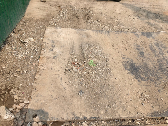 【啄木鸟在行动】水屯路与水屯北路交汇处以北500米处渣土裸露