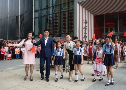 3000余人在济南市文化馆与小朋友同庆“六一”