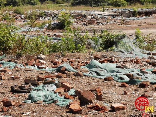 【啄木鸟在行动】章丘区柳岗路附近有渣土和建筑垃圾防尘网覆盖不全