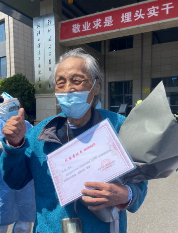 令人感动！病床上看夕阳的老人出院了 87岁老人看夕阳走红网络