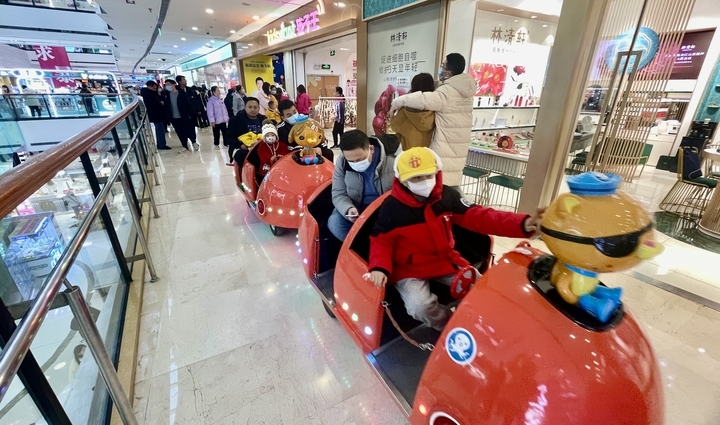 跨年夜商场人流如织 新年氛围感拉满