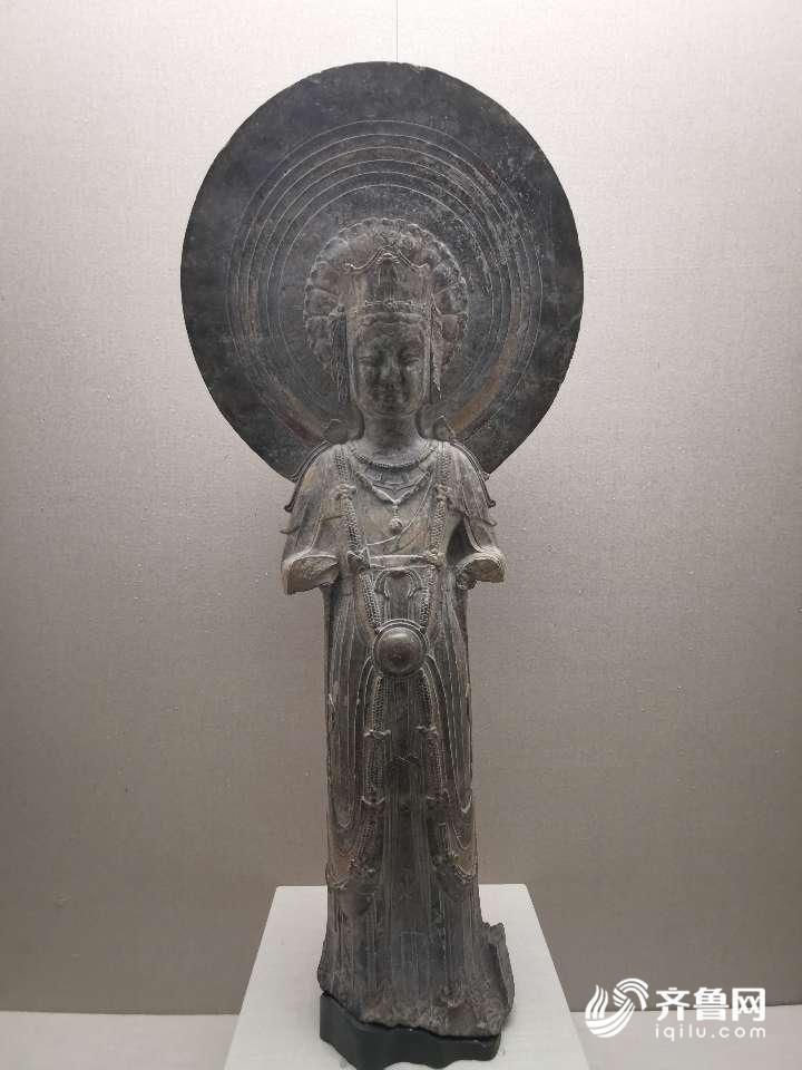 山东回归文物蝉冠菩萨像国家博物馆展出