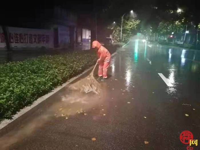 风雨无阻 闻汛而动 济南城管1.8万余名保洁员冒雨奋战一线