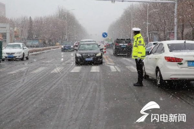致敬风雪中的守护者！山东各地各部门迎战2020首场降雪