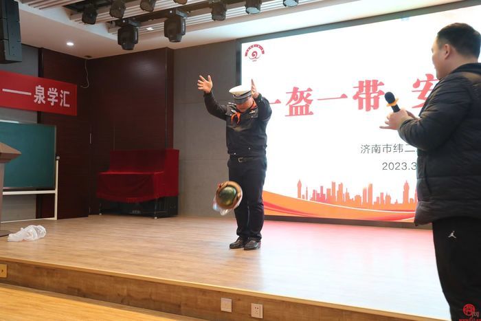 交通宣传学雷锋 志愿服务我先行 ——济南市纬二路小学学雷锋文明交通志愿服务活动